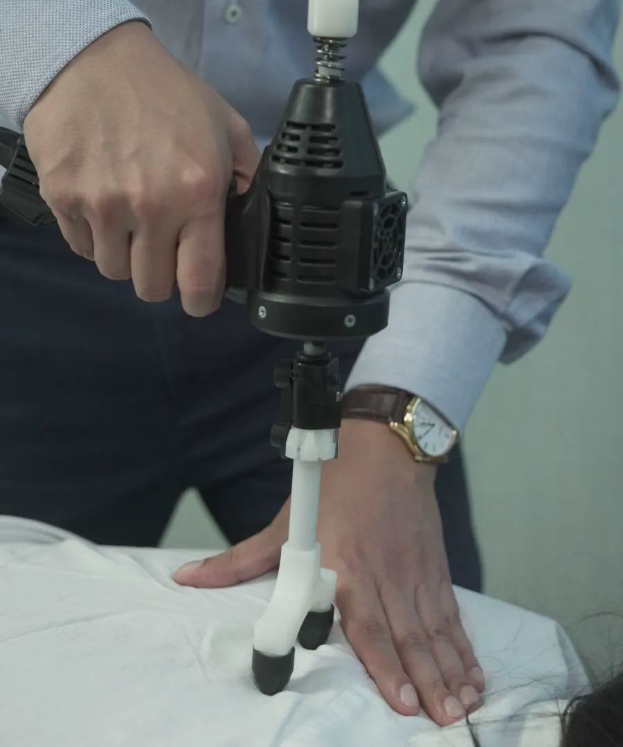 Detalle del cabezal del Arthrostim apoyado sobre la espalda del paciente durante el ajuste
