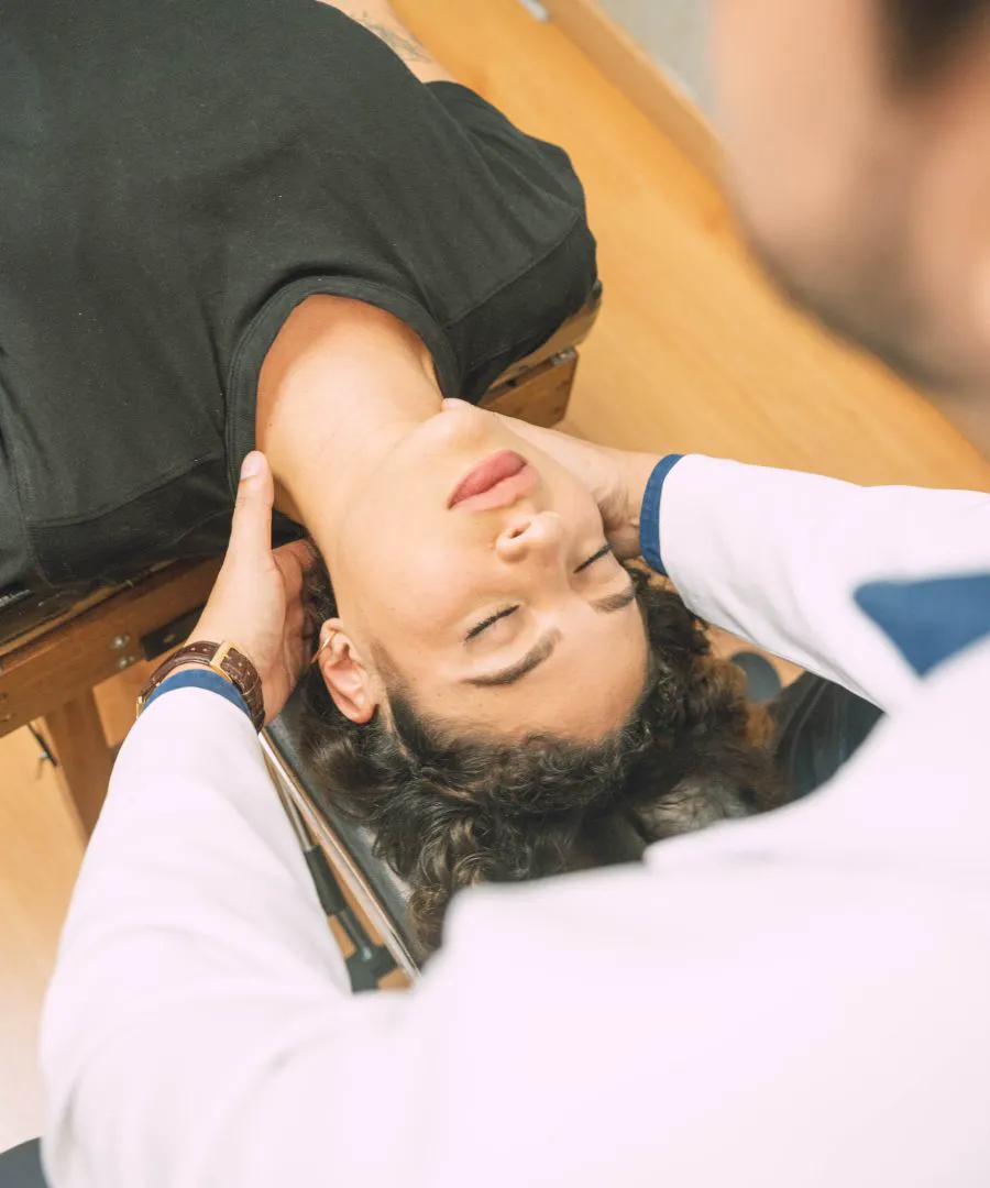 Corrección cervical con la paciente recostada