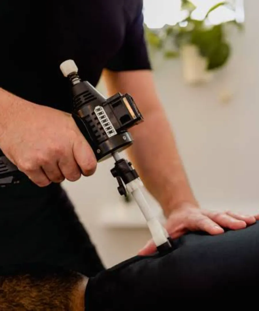 Ajuste con instrumento sobre la zona lumbar