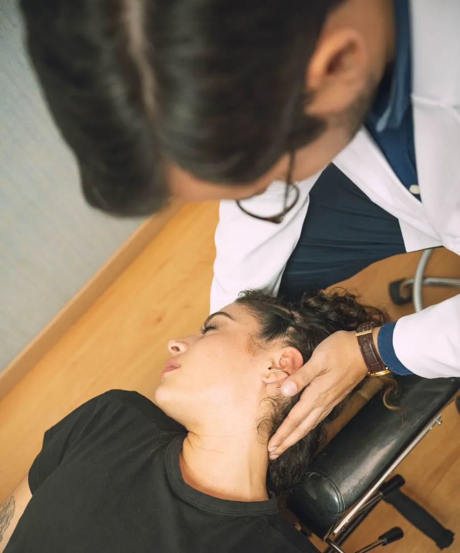 Ajuste cervical sobre la camilla