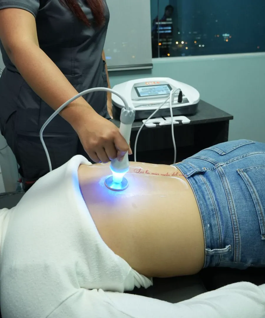 Aplicación de tecarterapia en la zona lumbar